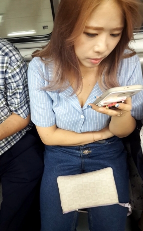 지하철 줌마 슴가 조금보임(원본)