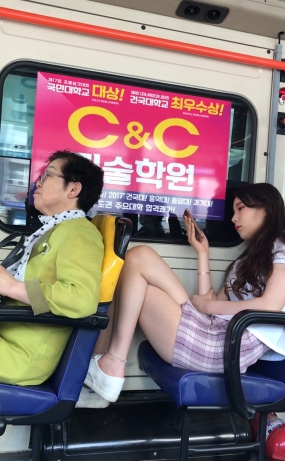 핑크 체크치마 버스 옆샷(원본)
