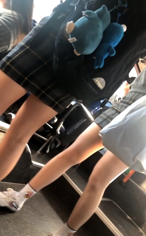 버스 밑에서 다리 엉덩이 찍음(원본)