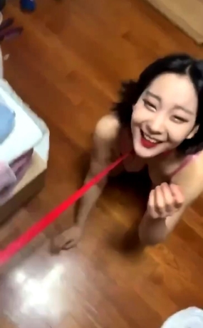 친구들과 장난(레즈 가슴 빨기)
